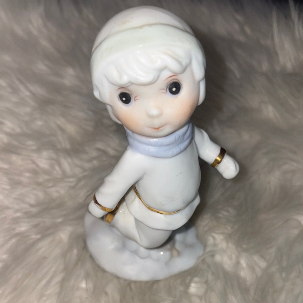 Elegant White and Gold Decor Accent